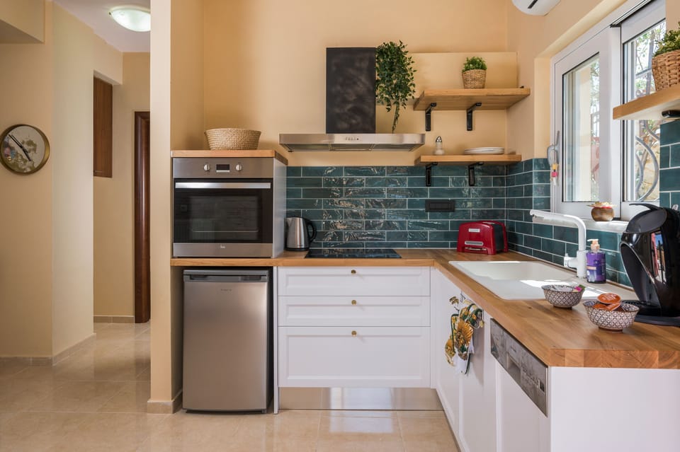 Dishwasher, Espresso machine, toaster, kettle, touch screen stovetop