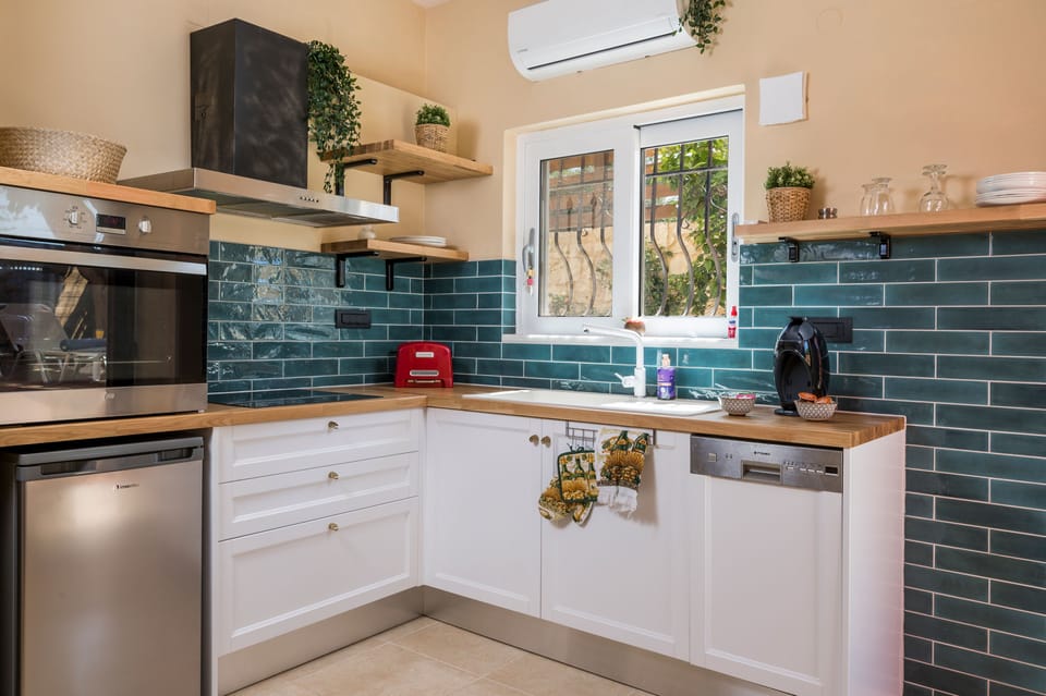 Modern kitchen, fully equipped with all necessary appliances.