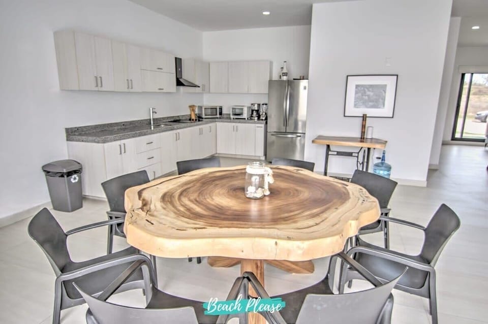 Dining table and fully equipped kitchen