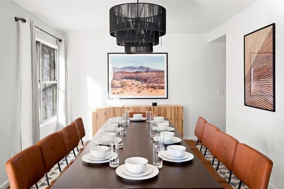 Dining room seating for 10- additional seating at breakfast nook and kitchen island
