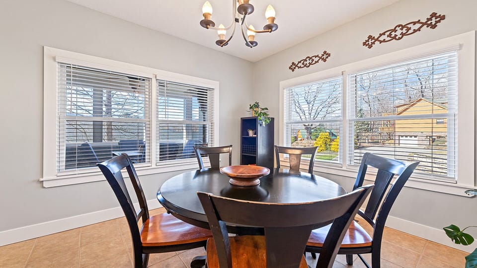 Breakfast nook with gorgeous views!