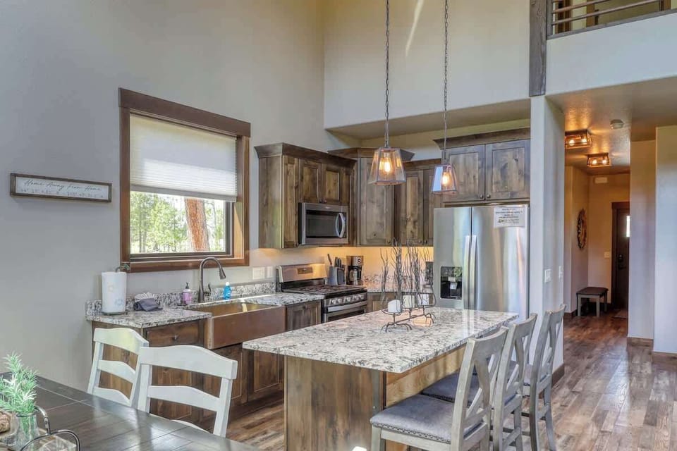 kItchen with granite counter