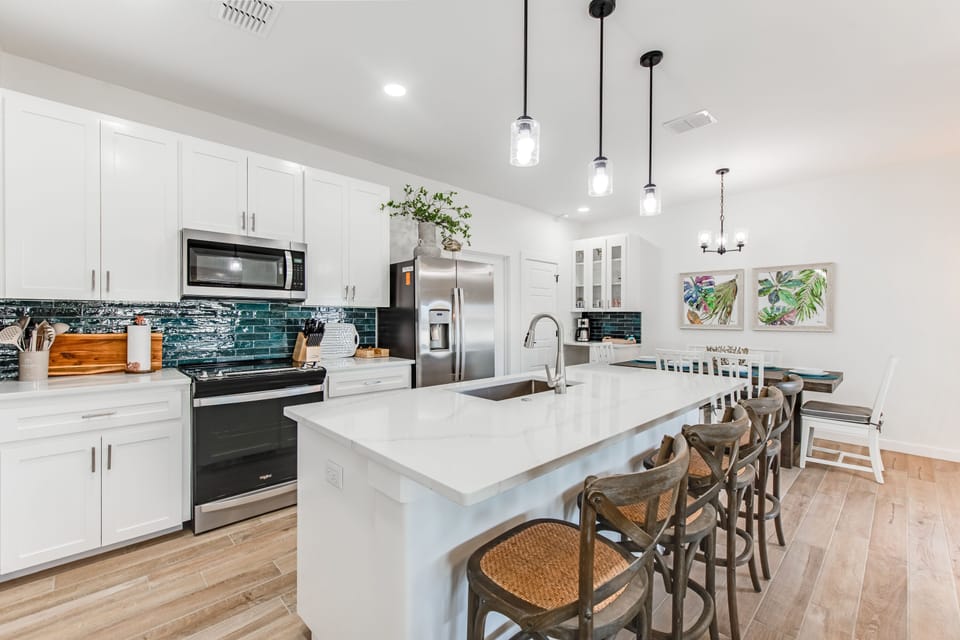 Kitchen - Island breakfast bar for casual dining