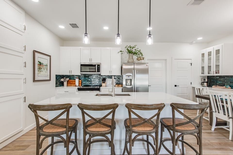 Kitchen - Island breakfast bar seats 4