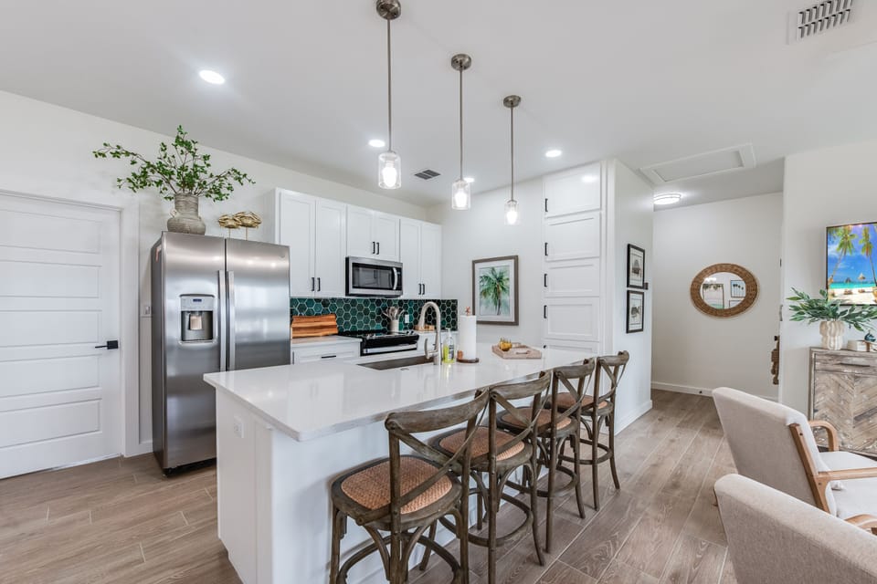 Breakfast bar and well-equipped kitchen