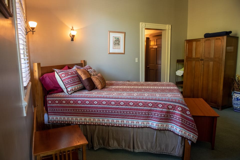 Queen bed + colorful linens