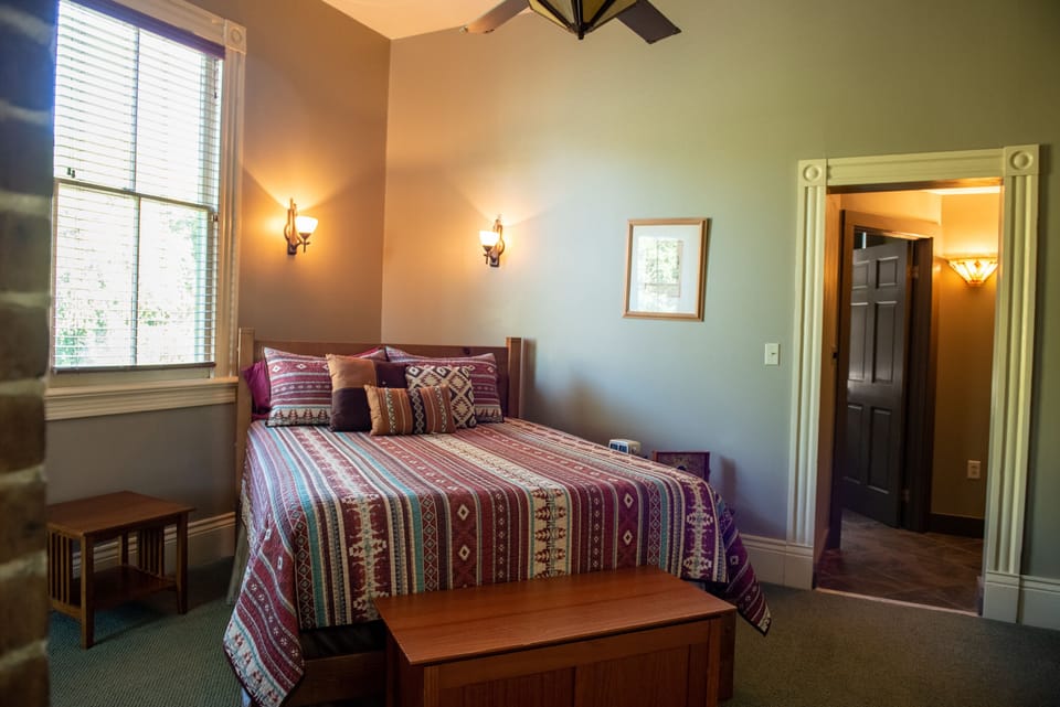 Queen bed + colorful linens
