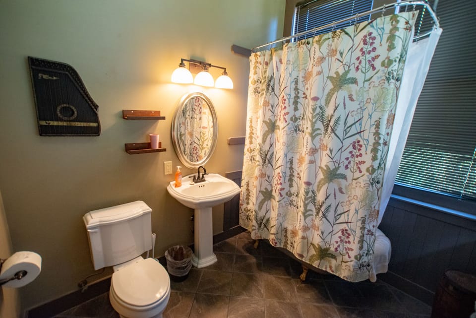 Full bath with combination clawfoot tub + shower