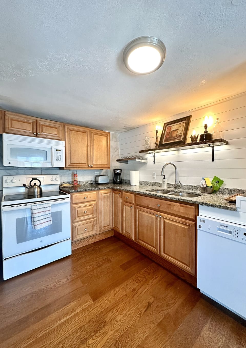 Kitchen: Refrigerator, Dishwasher, Microwave, Oven/Stove & many more.