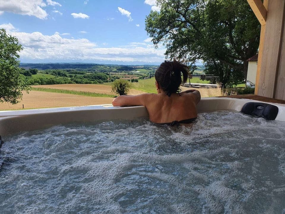 Outdoor spa tub