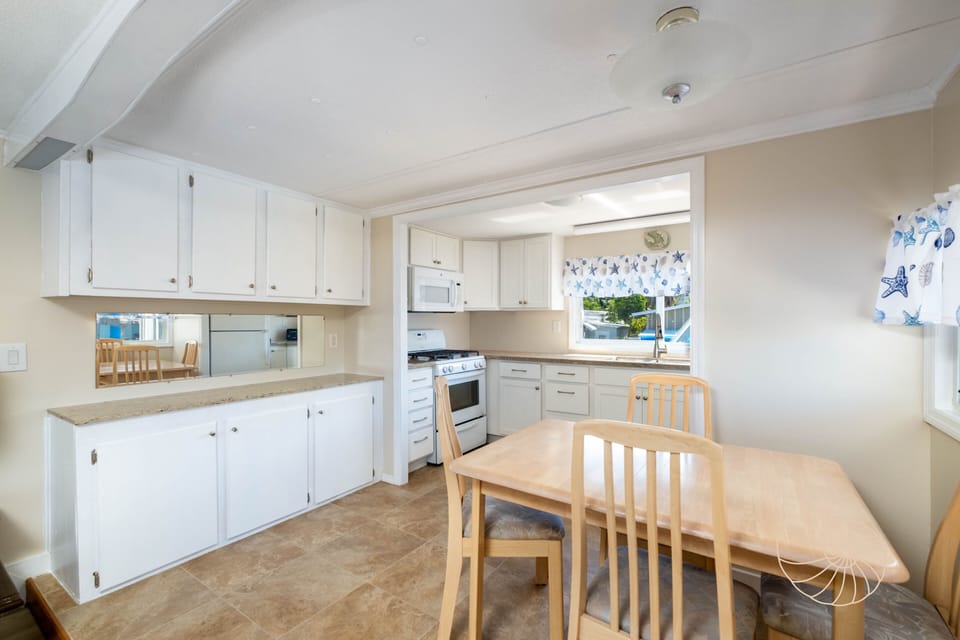 Kitchen & Dining 