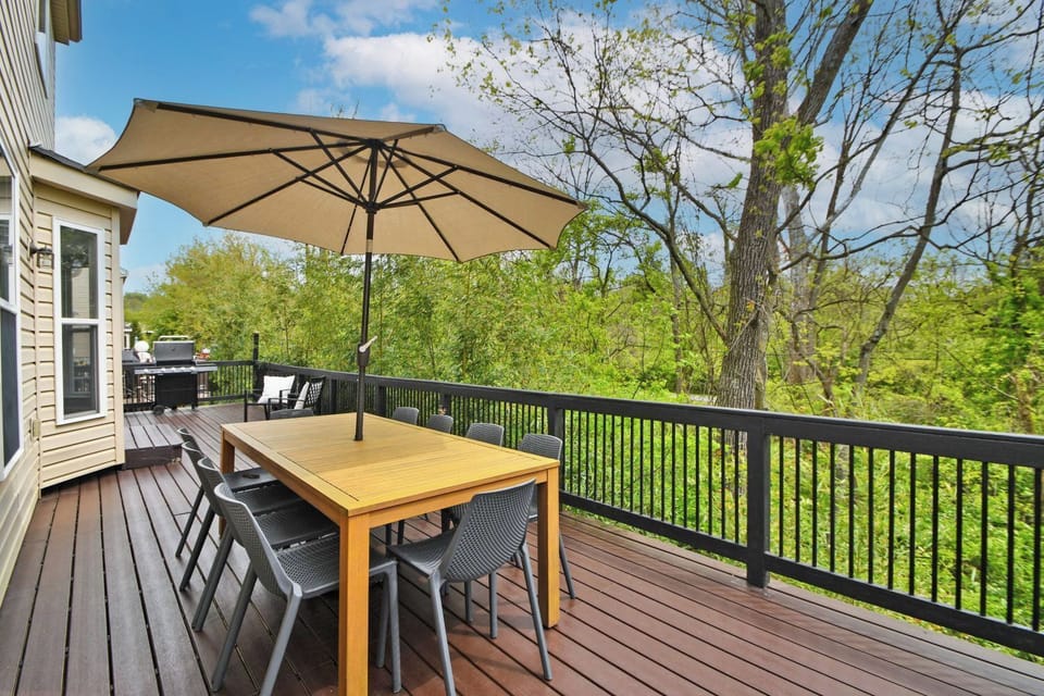 40' Deck/Seating for 10