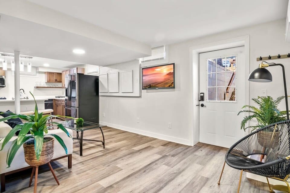 The open-concept floorplan keeps the space feeling roomy and spacious.