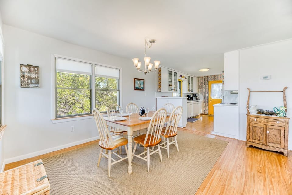Mid Level Dining Area