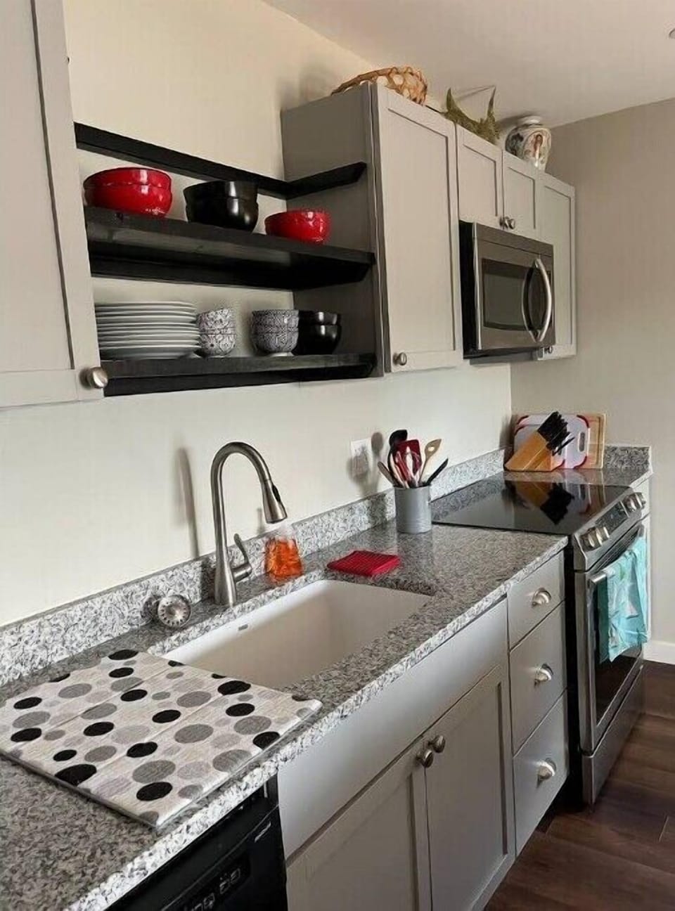 Full kitchen, dishes and cooking supplies