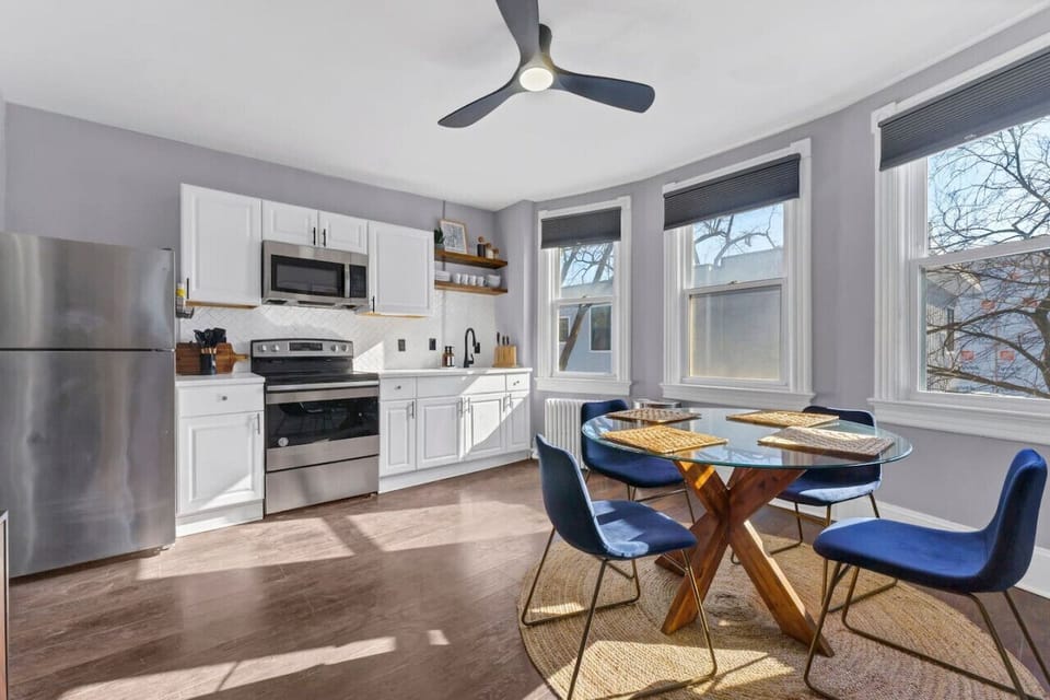 Kitchen seats 4