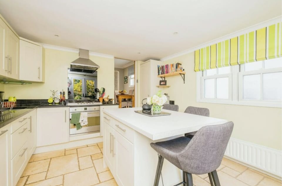 Fully equipped kitchen with electric fan oven and gas hob