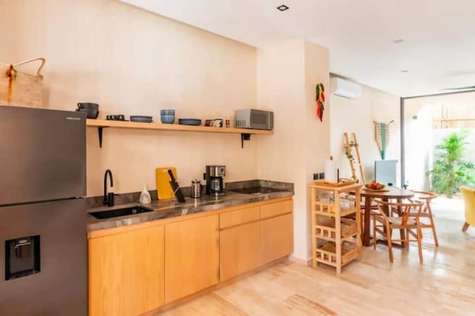 Well- appointed kitchen!