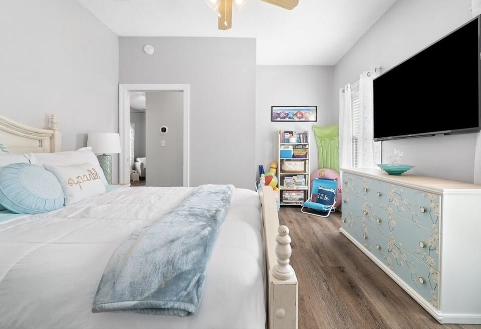Master Bedroom with Queen Size Bed with all Beach/Swim and Games Provided 