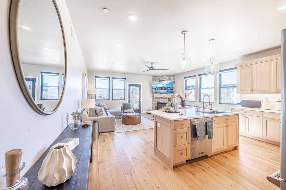 Deer Valley East Mayflower Lakeside living room with wood flooring, gas fireplace, mountain views, and modern seating in a 3-bedroom Park City condo.