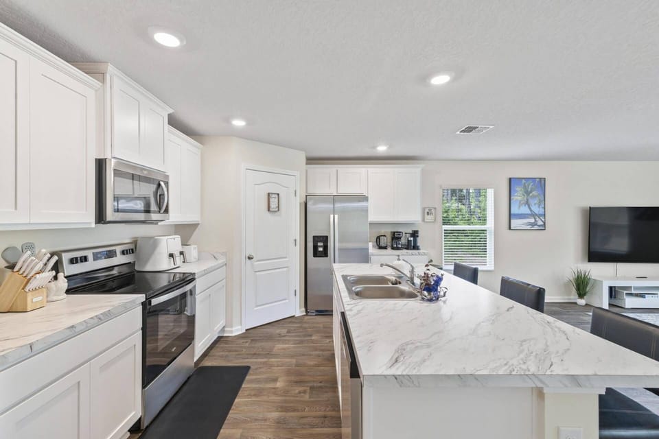 Enjoy this brand new kitchen, with all new finishings and appliances!