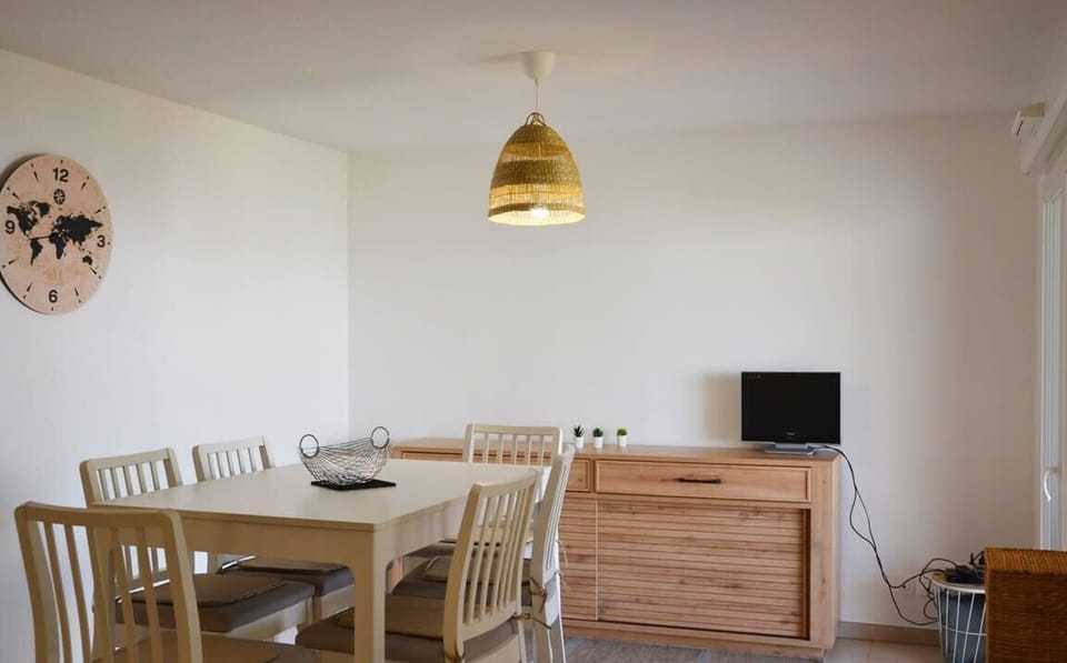 Large air-conditioned living room with kitchen and dining area