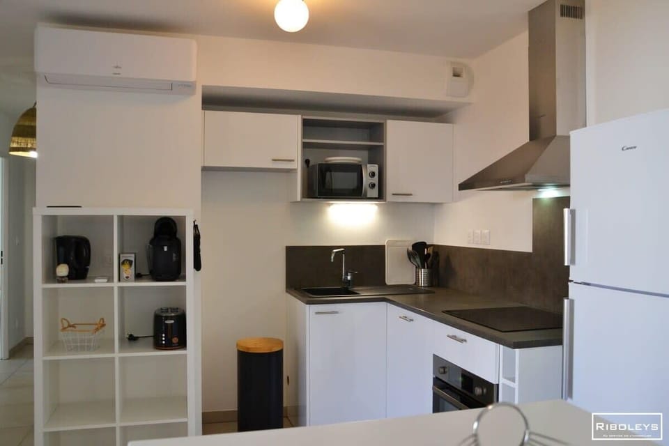 Fully-equipped kitchen with oven, fridge, microwave ...