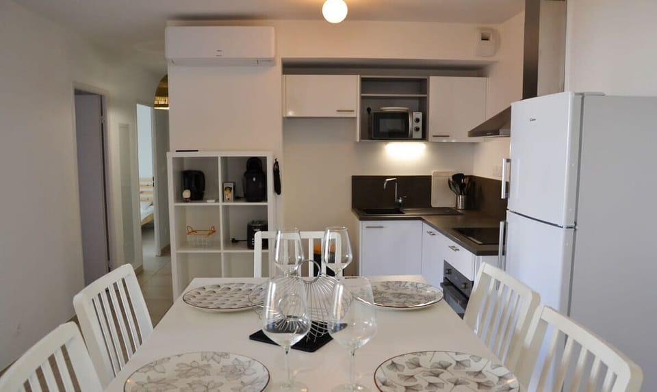 Large air-conditioned living room with kitchen and dining area