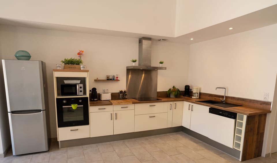 Large kitchen with dishwasher, washing machine, oven, microwave, etc.
