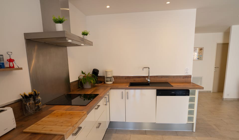 Large kitchen with dishwasher, washing machine, oven, microwave, etc.