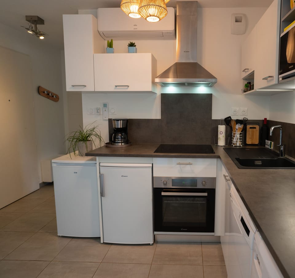 Fully equipped kitchen with oven, dishwasher and washing machine.