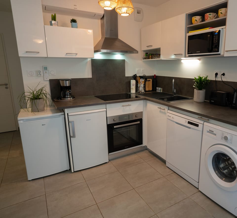Fully equipped kitchen with oven, dishwasher and washing machine.