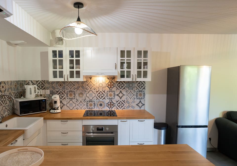 Fully equipped kitchen with dishwasher...