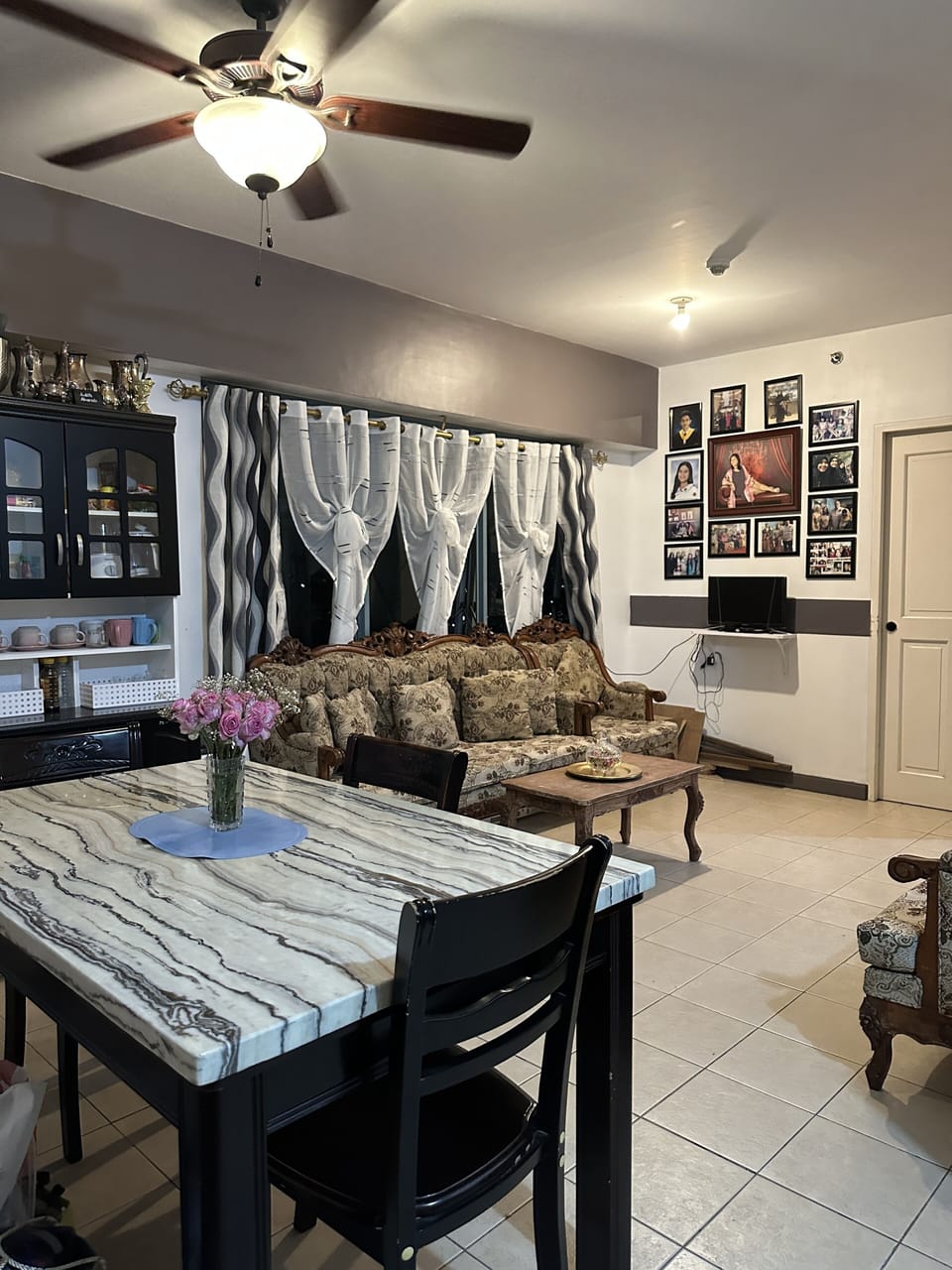 Dining table with chairs for your daily comfortable meal.