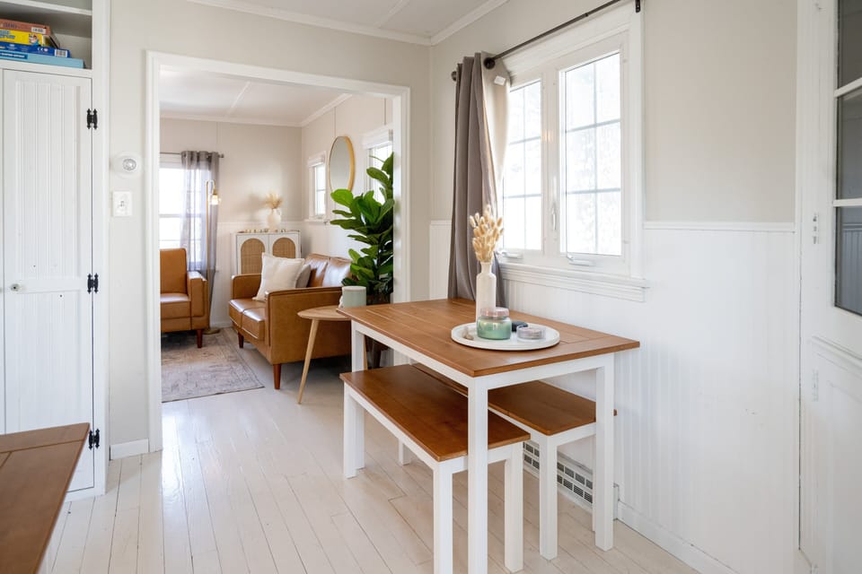 Dining Area with Seating for 4