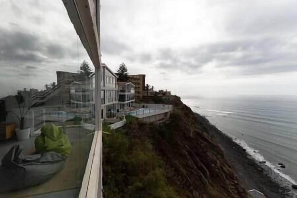 Living room and views (2)