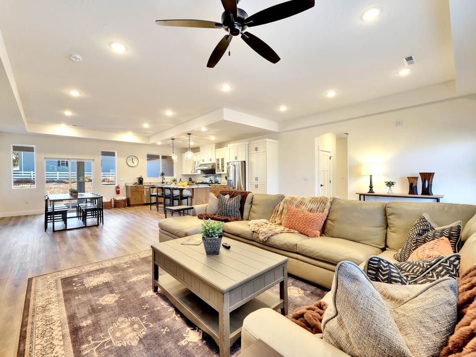 Living Room w/smart tv/gas fireplace