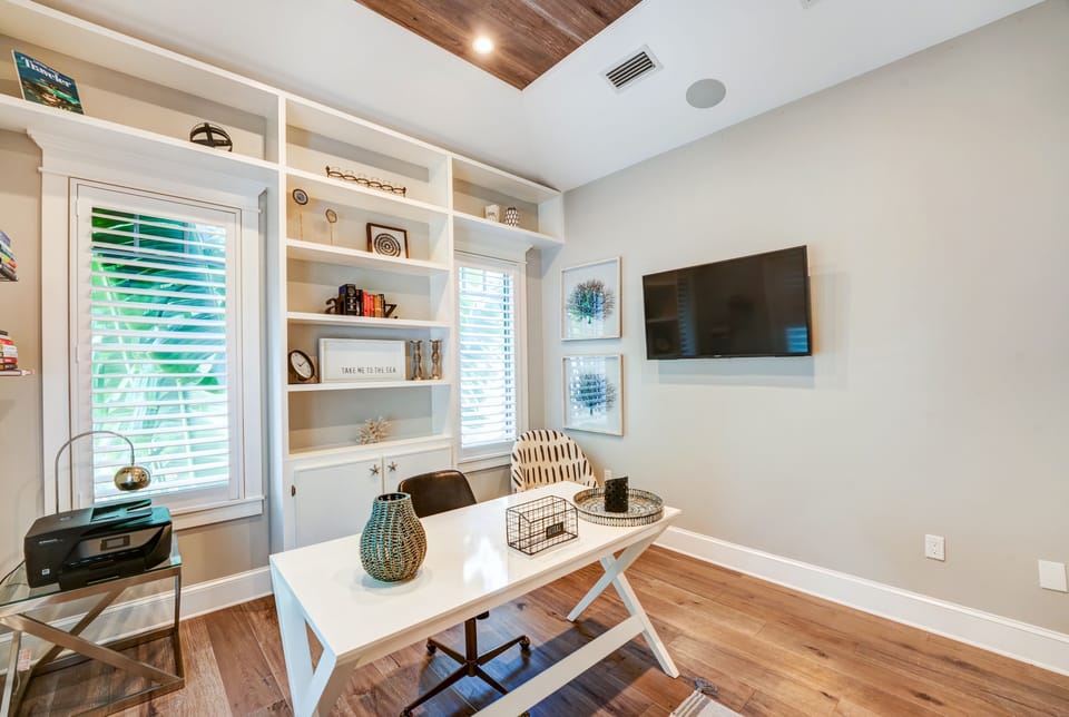Office - can convert to a bedroom