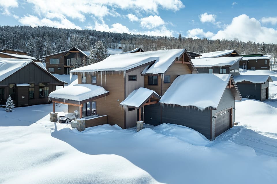 575 Escape in Granby Ranch provides easy access to 2 lifts & Base Camp.