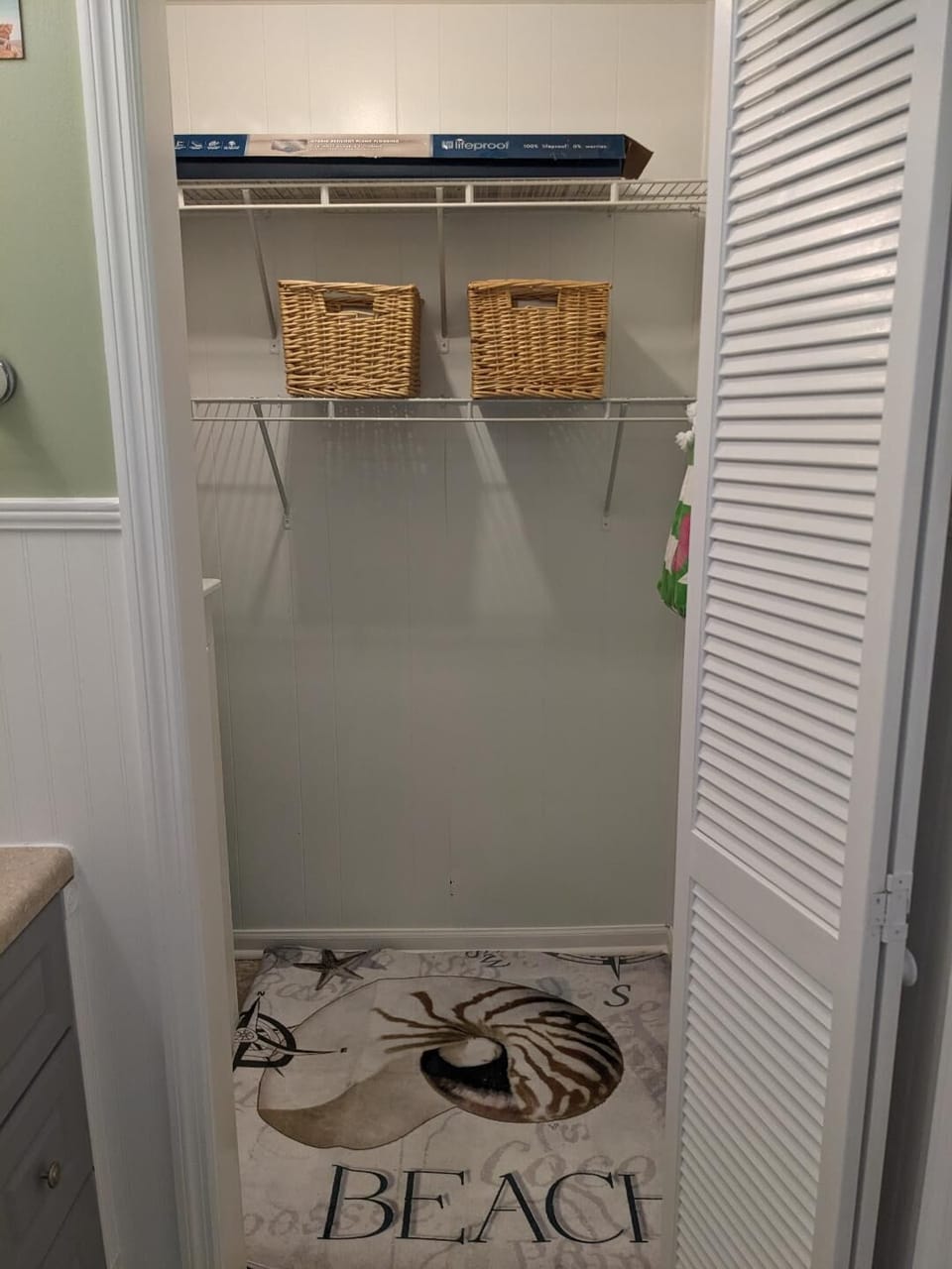 MASTER BEDROOM WALK-IN CLOSET