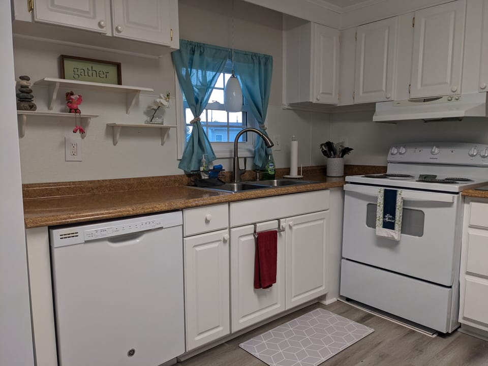 KITCHEN WITH BRAND NEW STOVE