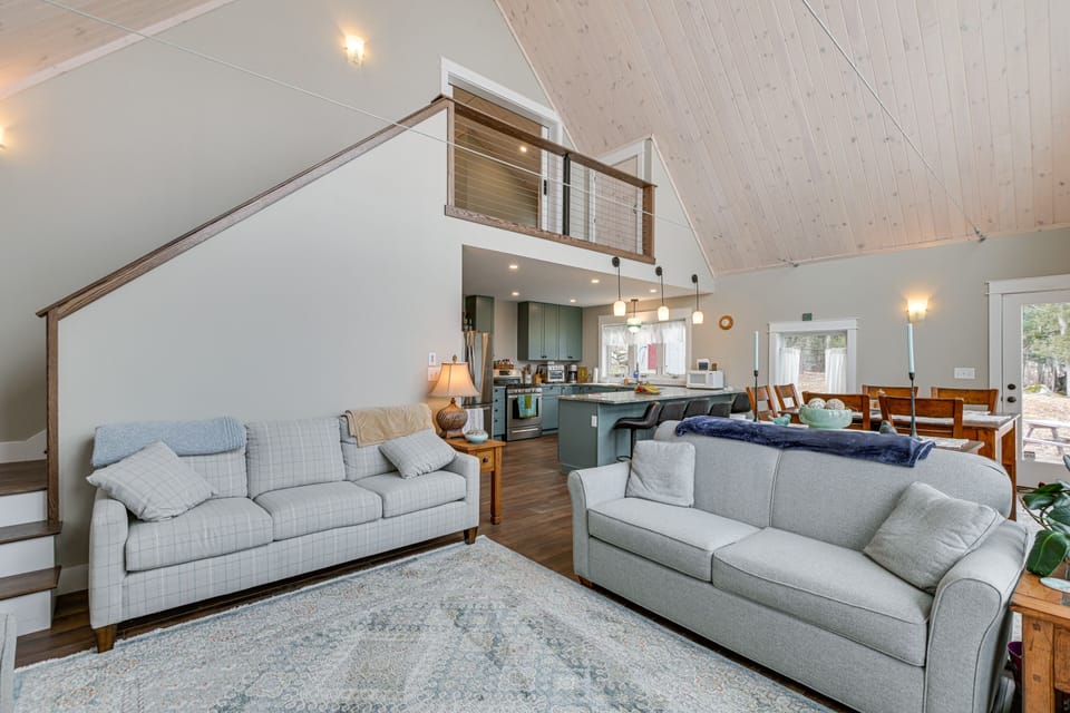 Living Room | Flat-Screen TV | Free WiFi