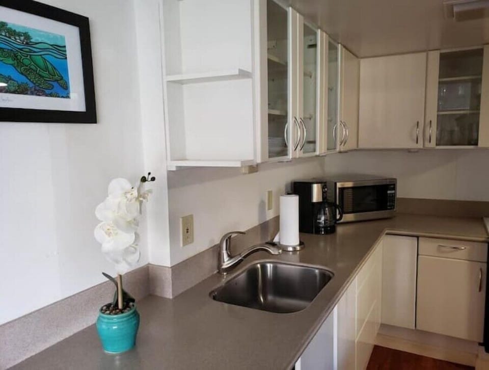 Full kitchen.