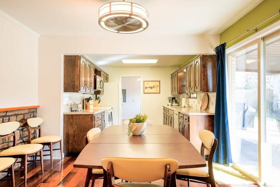 A bright and inviting dining space, perfect for gathering and sharing meals.