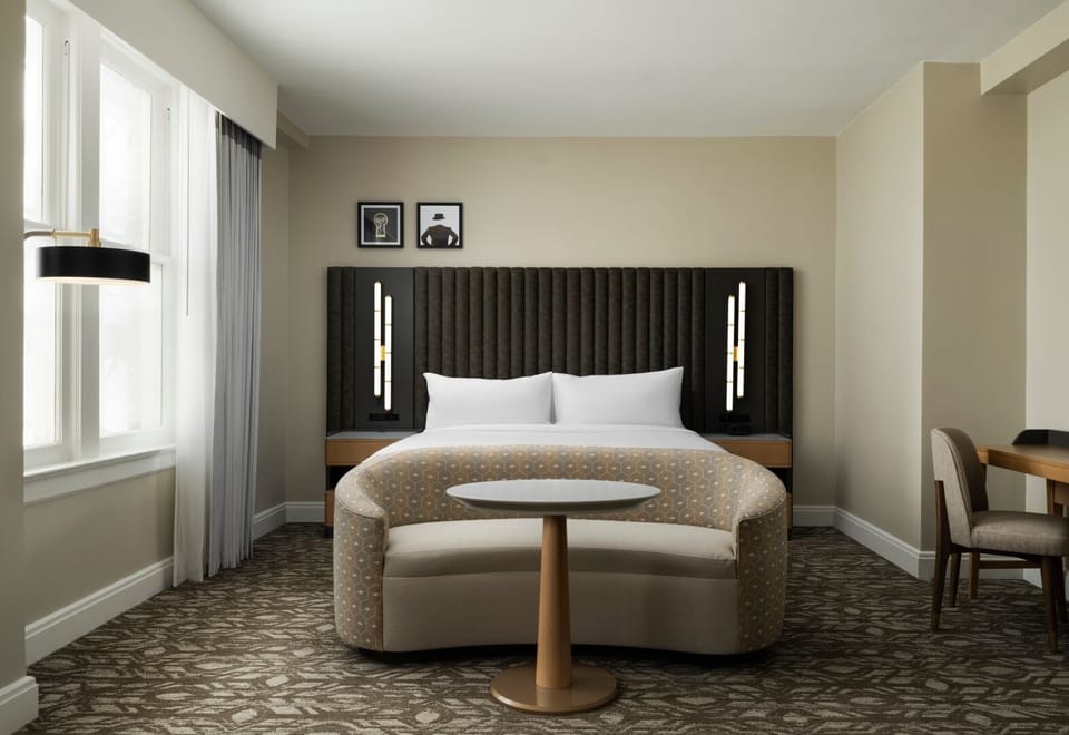 Unit with 1 King size bed. Exact unit will be assigned upon arrival. Views, colors and decor may vary.