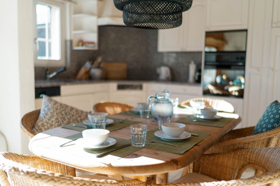 A perfect dinner can be served at the dining table