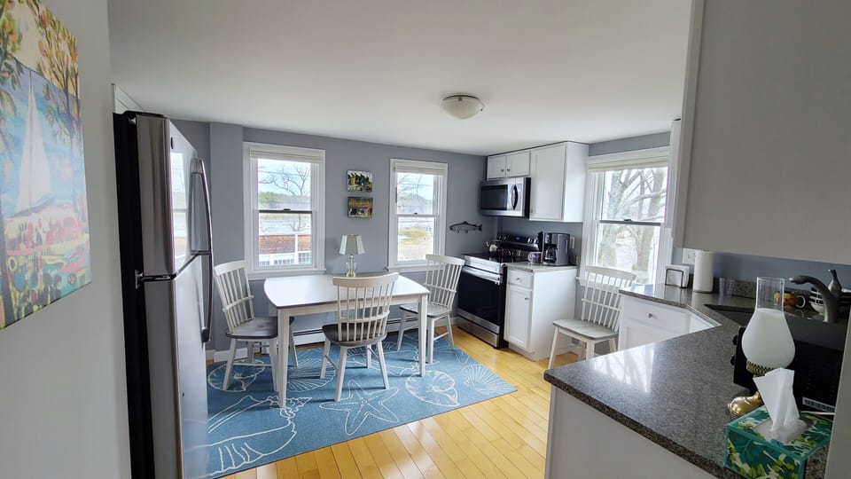 Nicely-equipped eat-in kitchen
