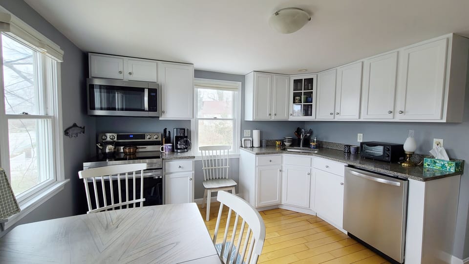 Nicely-equipped eat-in kitchen