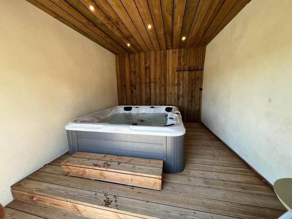 Indoor spa tub