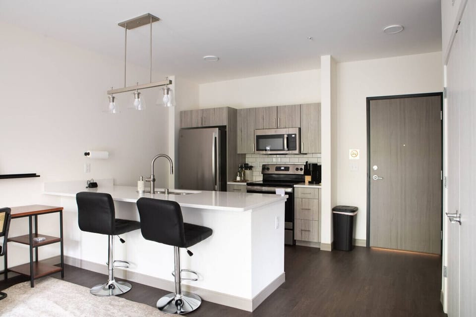 Fully equipped kitchen with bar seating